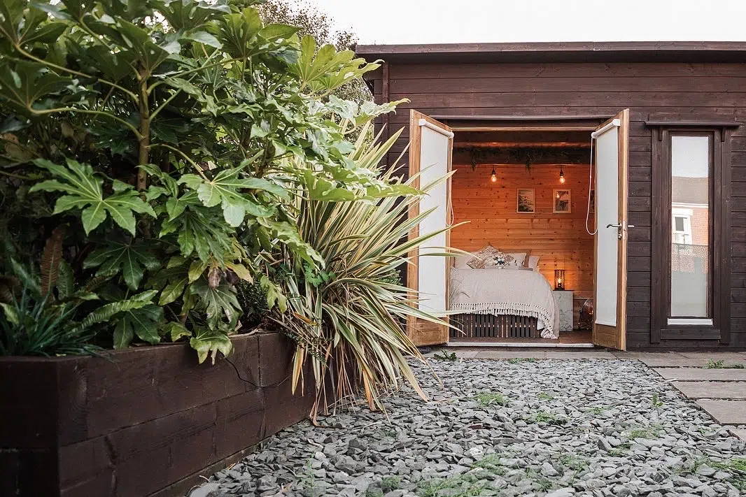 Cozy granny annexe surrounded by lush garden, ideal rental opportunity.