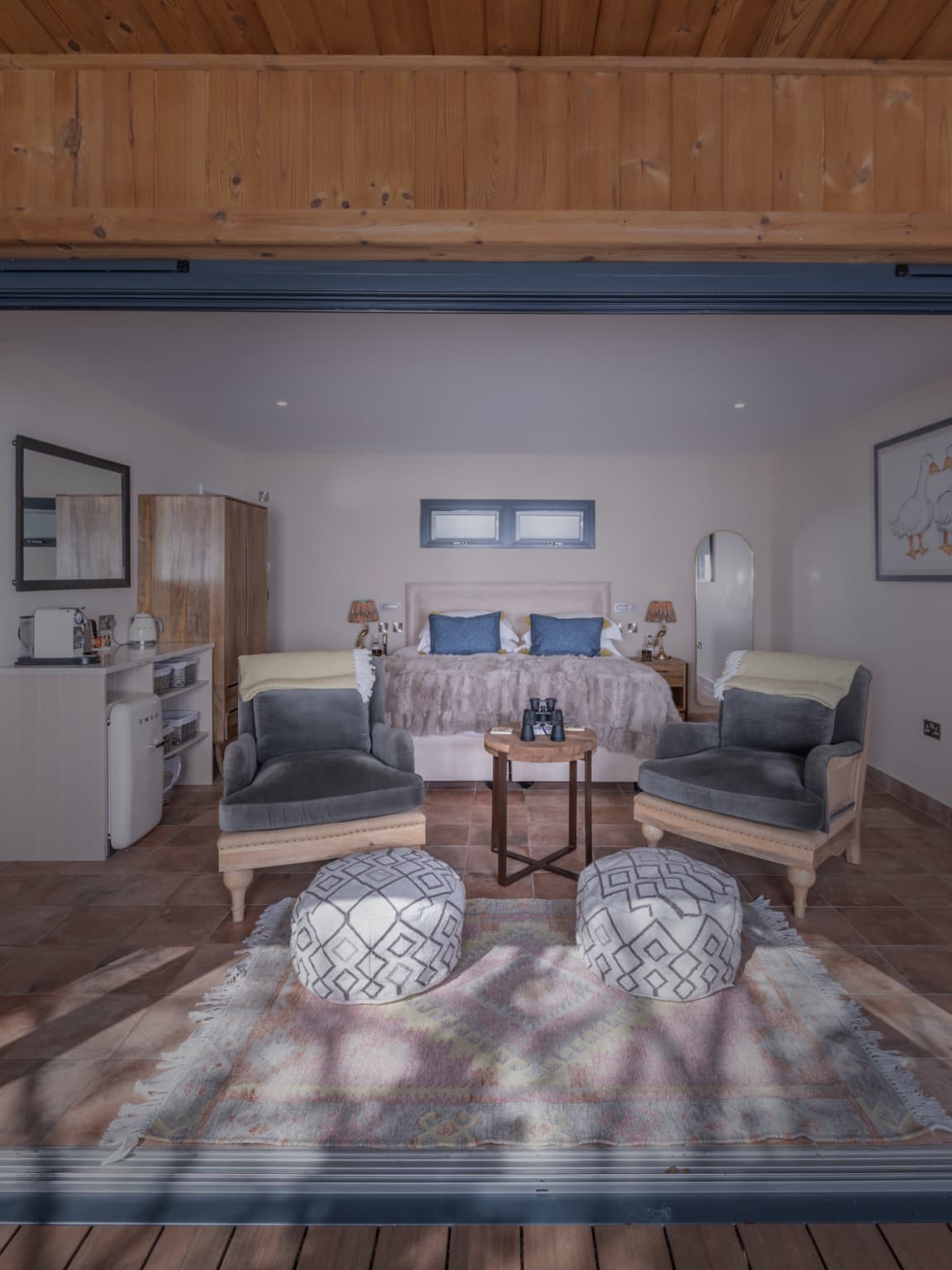 Cozy, well-appointed granny annexe bedroom with kitchenette.