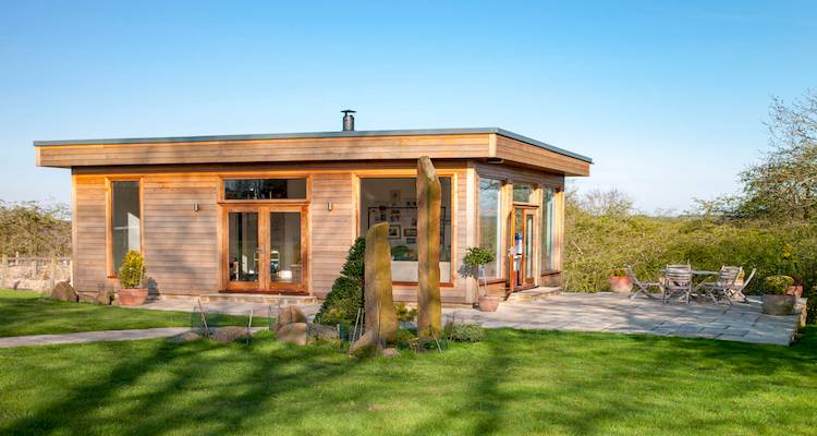 Modern granny annexe with spacious deck and lush green garden.